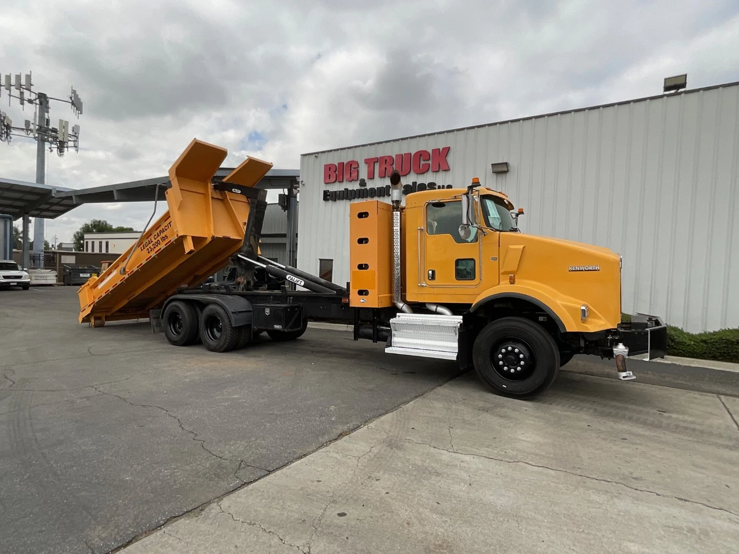 Used 2009 KENWORTH T800 Hooklifts & Roll-Offs California US | Big Truck & Equipment #1412296