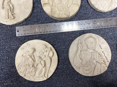 3364-700 DUPLICATING PLATES – 27 COMPOSITE HAND CARVED MEDALLIONS, JEWELRY
