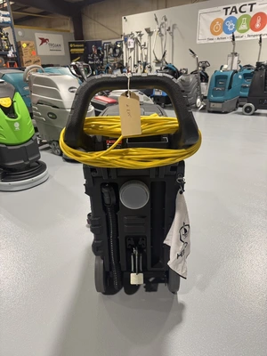 Onyx R25 Wet/Dry Vacuum w/Squeegee NEW