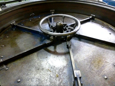 Tolhurst 40" Center-Slung chip wringer.