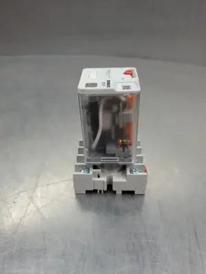 USED Siemens 3TX7112-1LF13 120VAC Relay w/Eaton D3PA2 Relay Socket Base