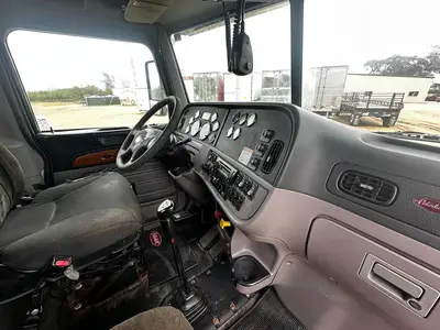 USED 2011 PETERBILT 384