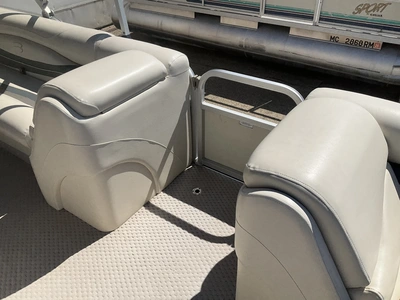 USED 2004 BENNINGTON 2280 RL