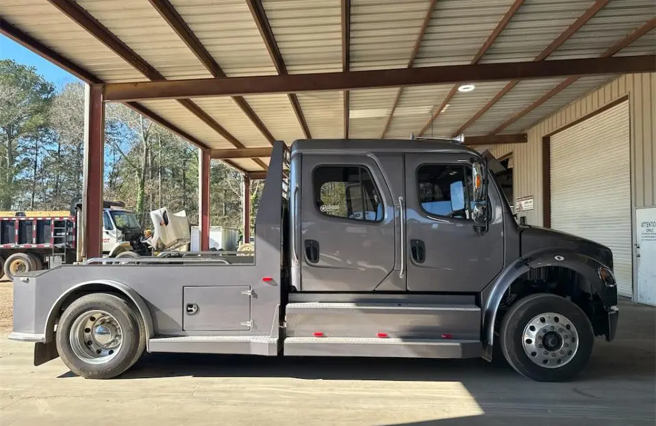USED 2022 FREIGHTLINER M2-106