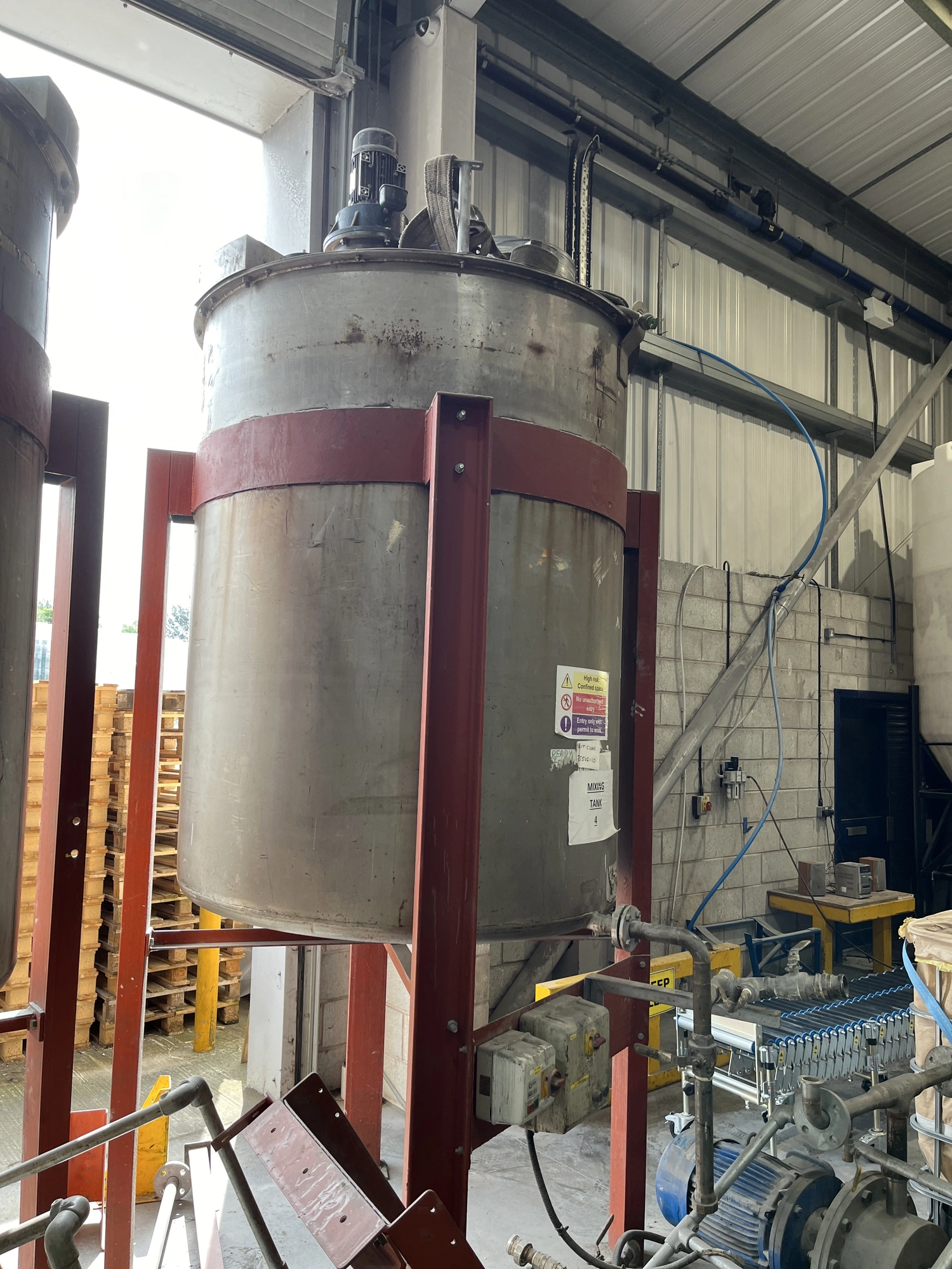 2,000L S/S mix tank with stirrer
