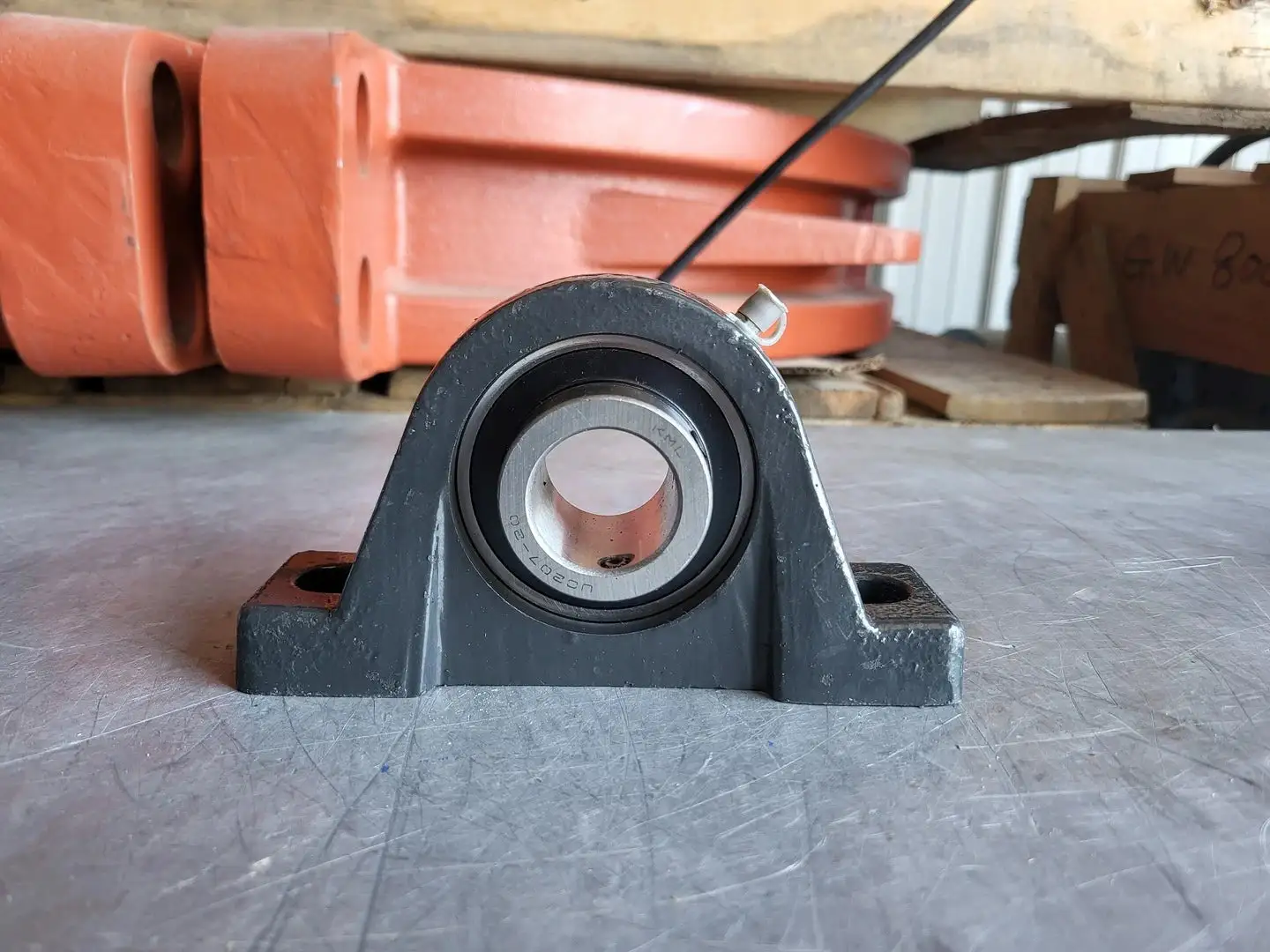 Pillow Block Housing w/ UC207-20 Bearing