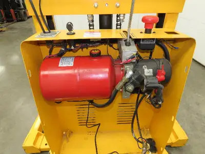 Used ULINE _UNKNOWN_ Pallet Lifters Indiana US | Arrow Industrial #1366960
