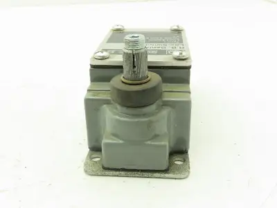 Square D L300WNS2M26 Limit Switch 600V 12A Type L 1/2" NPT Connection Type