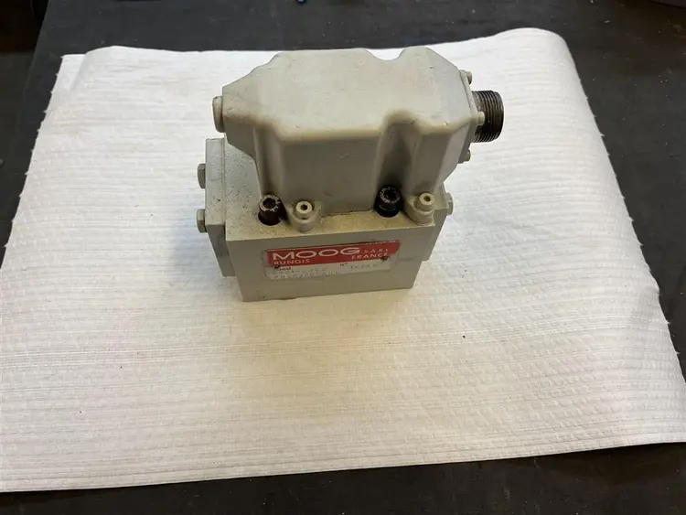 Used MOOG D631-236C SERVO CONTROL VALVE Misc Electrical & Power Parts BE | Apt International N.V #363897