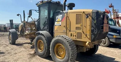 USED 2011 CATERPILLAR 140m2 AWD