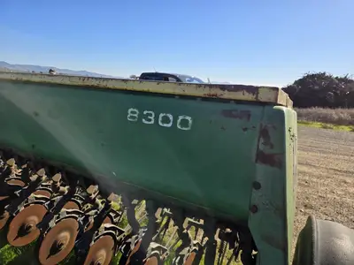 USED 1986 JOHN DEERE 8300