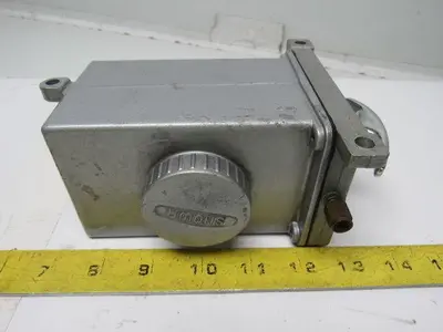 Devco Showa EA-8 HUR Manual One Shot Lubrication Pump W/Aluminum Reservoir