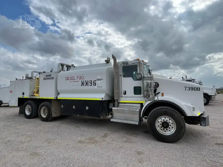 Used 2013 KENWORTH T800 Fuel & Lube Trucks Texas US | Roll Off Truck World #1491808