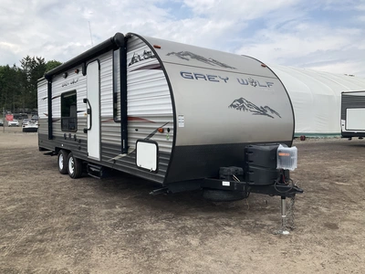 USED 2015 CHEROKEE GREY WOLF