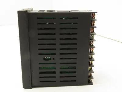 Omron E5EZ-Q3H Digital Temperature Controller 100-240V 2A