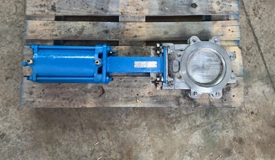 Dezurik 6" -150 knife gate valve with pneumatic actuator
