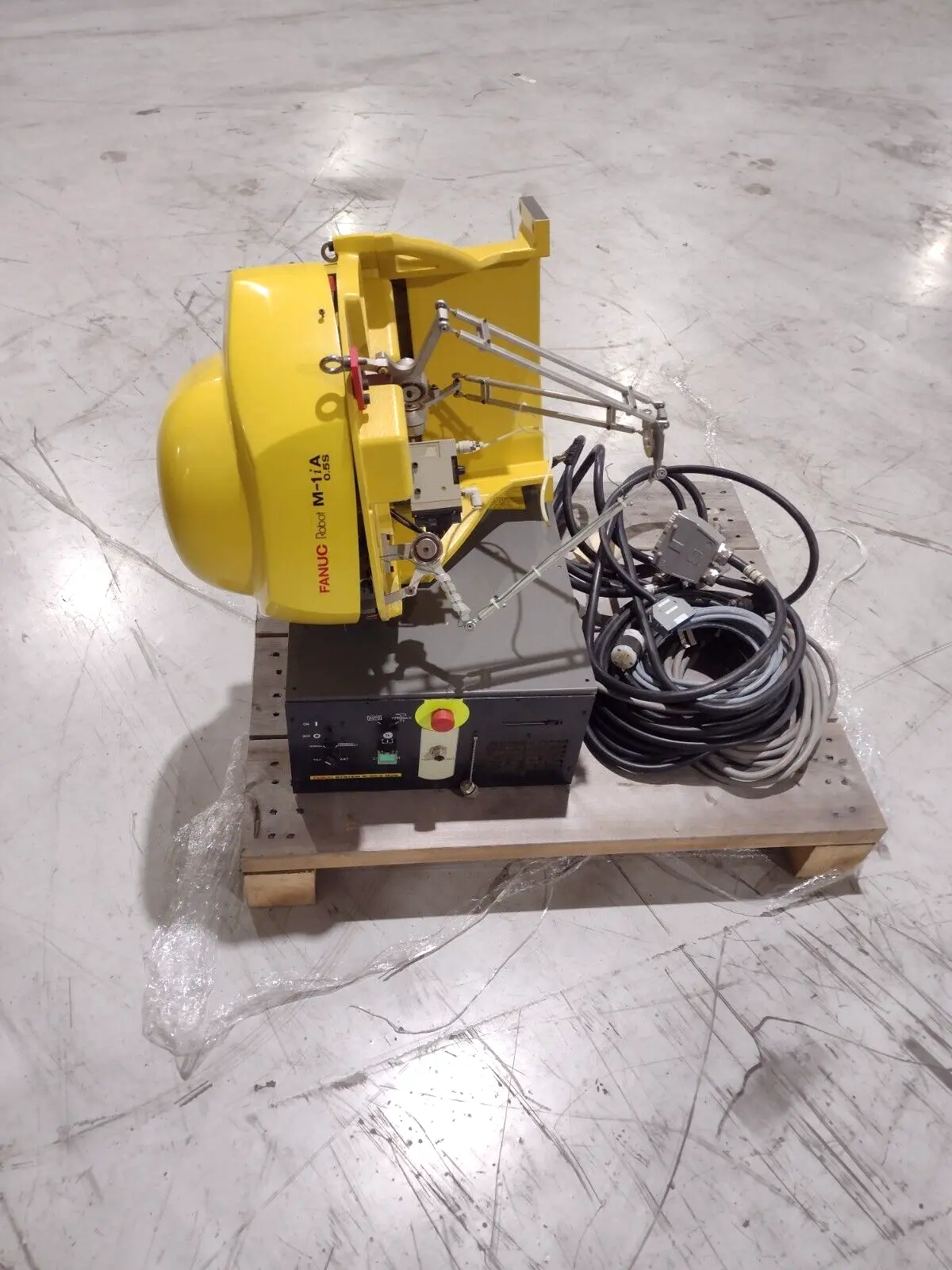 Used FANUC A05B-1522-B201 Robot with R-30iA Mate A05B-2553-B360 Controller Robots Michigan US | Maverick Industrial Sales #1397608