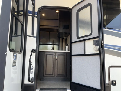 Used 2018 MOMENTUM 395M Campers, Caravans, Motorhomes Michigan US | Miedema Asset Management Group #1334425