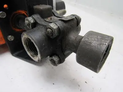 Worchester Controls Series 39 Model 10 Pneumatic Actuator W/1/2" NPT 3-Way Valve