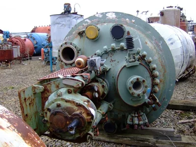 2,500 L Hastelloy C4 clad reactor