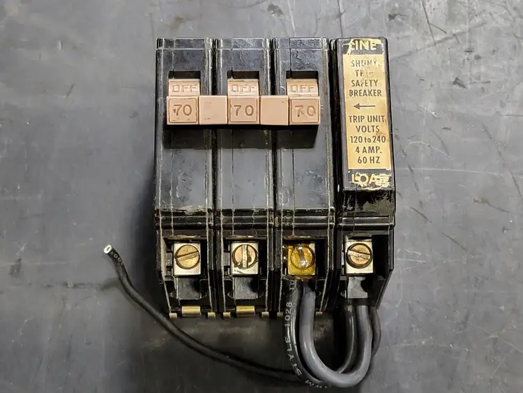 Used CUTLER-HAMMER CH370 Switchgears British Columbia CA | Lenmark #241559