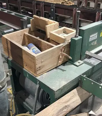LAUDERDALE-HAMILTON LH CUT-OFF SYSTEM WITH INFEED AND OUTFEED CONVEYORS WITH RULEBAR AND STOPS