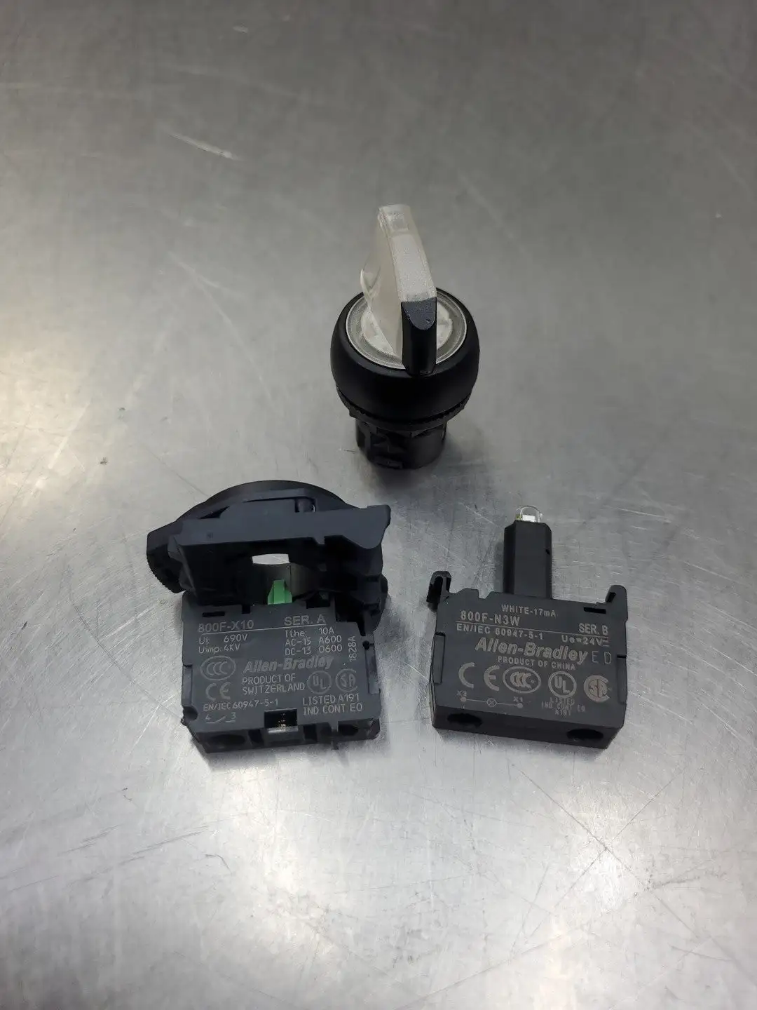 USED Allen-Bradley 800F-X10/800F-N3W LED Selector Switch, Clear.