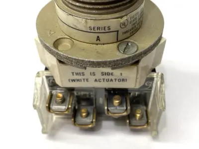 USED ALLEN-BRADLEY HEAVY DUTY KEY OPERATED SELECTOR SWITCH