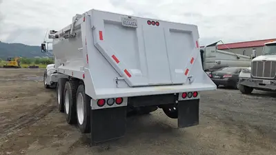 USED 2013 PETERBILT 386
