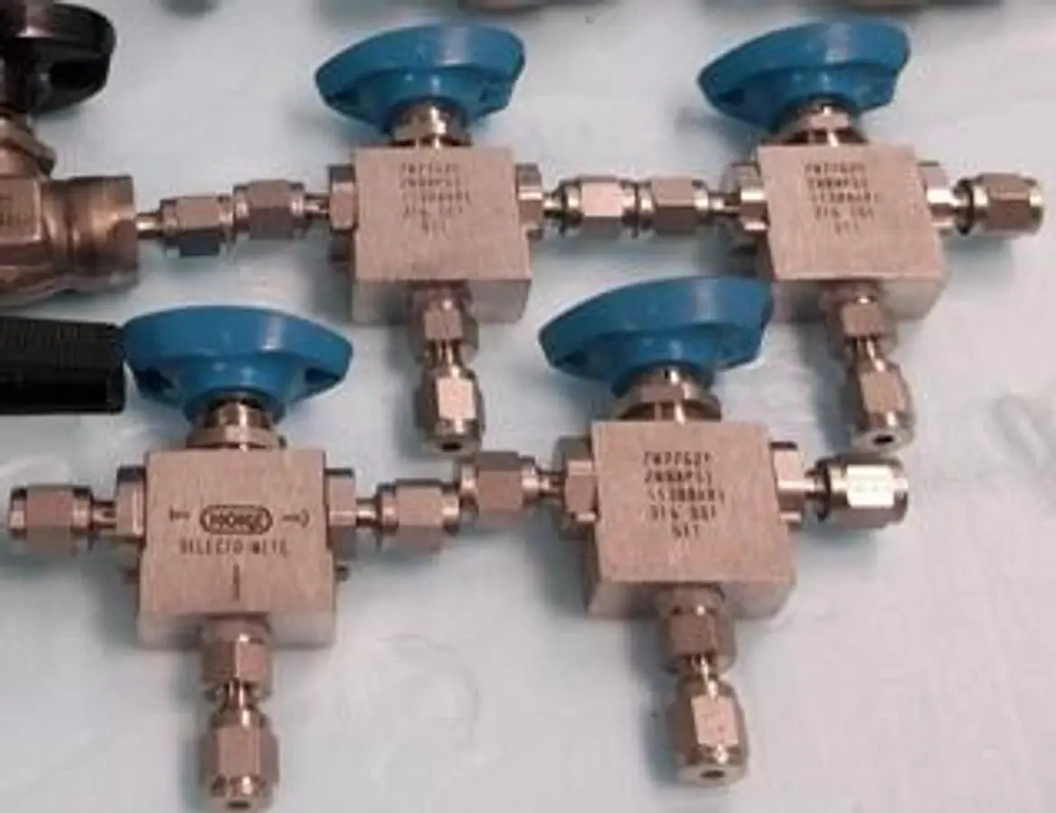 QTY. 4. HOKE VALVE SELECTO-MITE 7077G2Y 2000 PSI (...