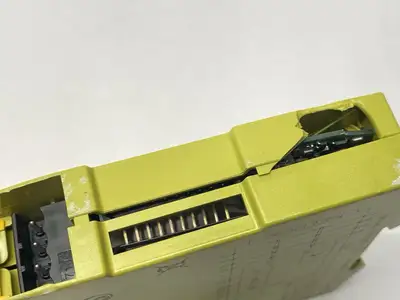 PNOZ s4 24VDC 3n/o 1n/c | Pilz  Standalone Sigma Safety Relay 750104 NO TERMINALS - For parts or not working