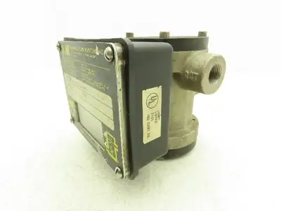 UFM 0010GM-4L-230V.9-0NR Flow Meter Monitor 1/2" NPT Port 10 GPM 3 Wire Switch