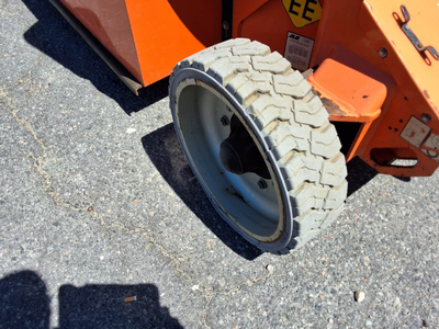 USED 2013 JLG E400AJPN