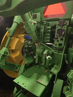 USED 2013 JOHN DEERE 8235R