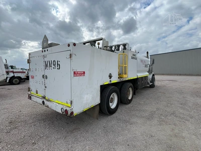 Used 2013 KENWORTH T800 Fuel & Lube Trucks Texas US | Roll Off Truck World #1491808