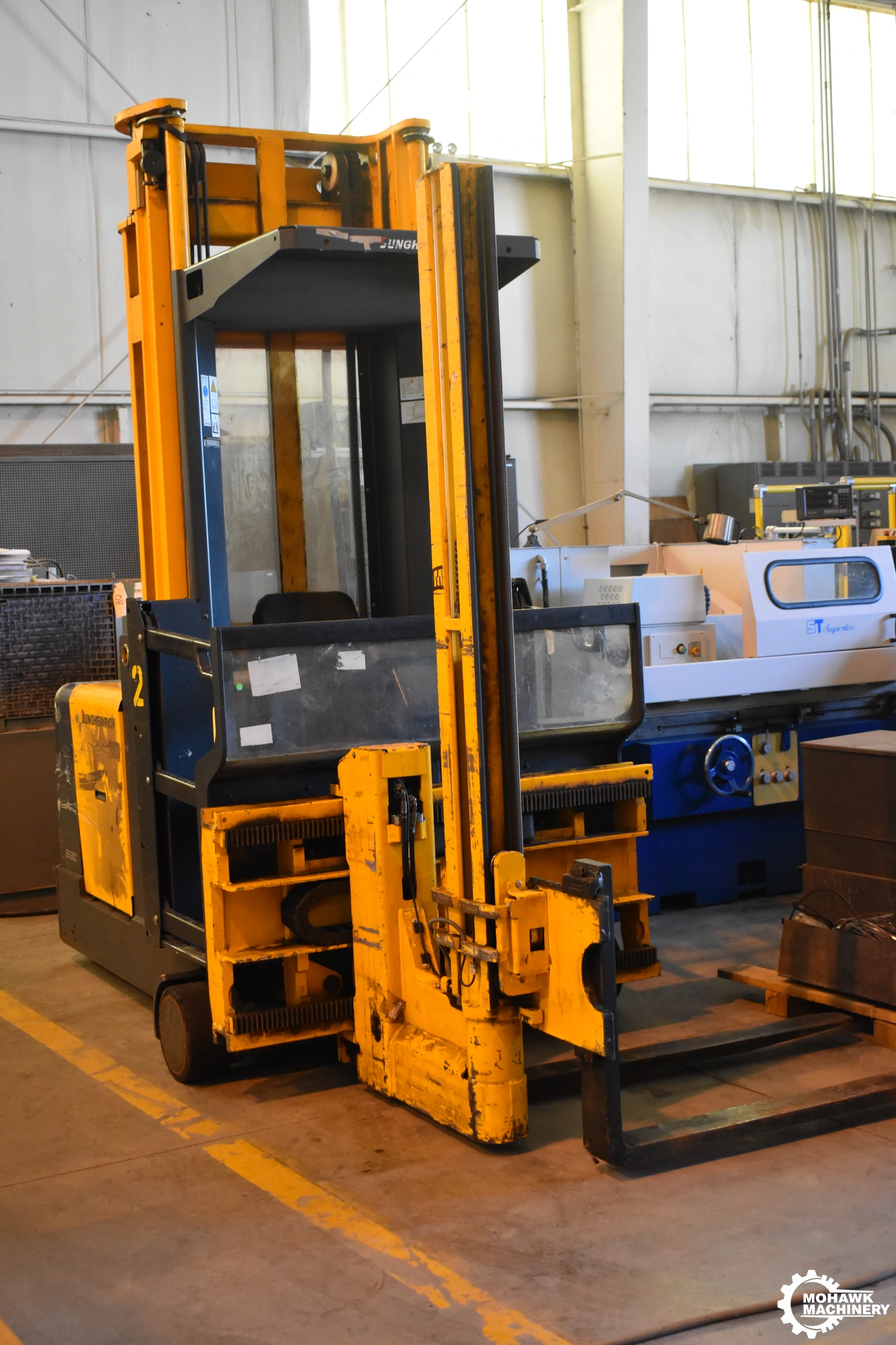 2200 LB (1000 KG) JUNGHEINRICH "EKX410" ELECTRIC MAN-UP TURRET TRUCK ORDER PICKER w/226” LIFT HEIGHT - 48-VOLT ELECTRIC SYSTEM - CENTER OPERATION CONTROL w/LCD COLOR DISPLAY - DUPLEX MAST - 48” FORKS - BATTERY CHARGER
