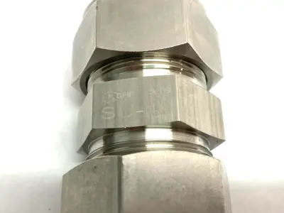 USED SHF STAINLESS STEEL COMPRESSION UNION TUBE FITTING, SWAGELOK SS-1610-