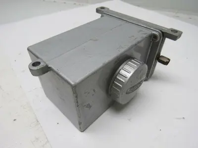 Devco Showa EA-8 HUR Manual One Shot Lubrication Pump W/Aluminum Reservoir