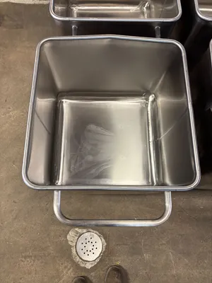 New | in-Stock M&M Equipment Corp. 400# Buggies Bins Illinois US | M&M Equipment Corp. #1405270