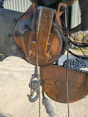 USED YALE 1/2 TON ROLLER CHAIN HOIST