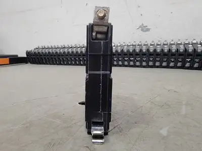 NEW SQUARE D QOB120