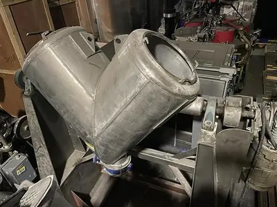 10 Cu Ft SS V blender with liquid/solids bar