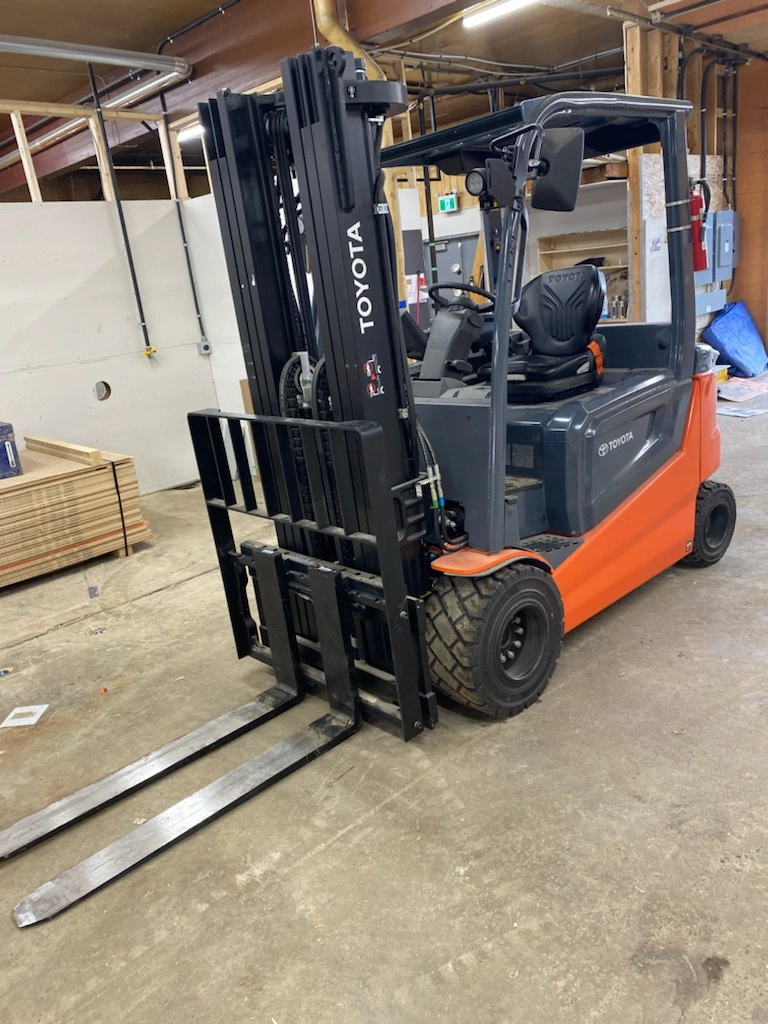 Toyota 7,000 lb Electric Forklift Model 9FBM35T