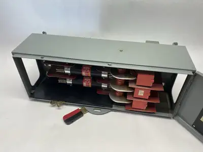 USED SQUARE D BY SCHNEIDER ELECTRIC SER. E1 FUSIBLE PANELBOARD SWITCH UNIT 3-POLE 200A