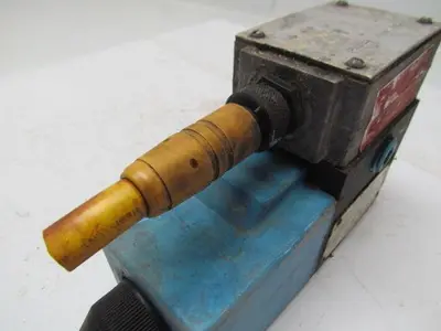 Vickers Eaton 02-126343 PA5DG4S4W 012A H 60 Directional Control Valve