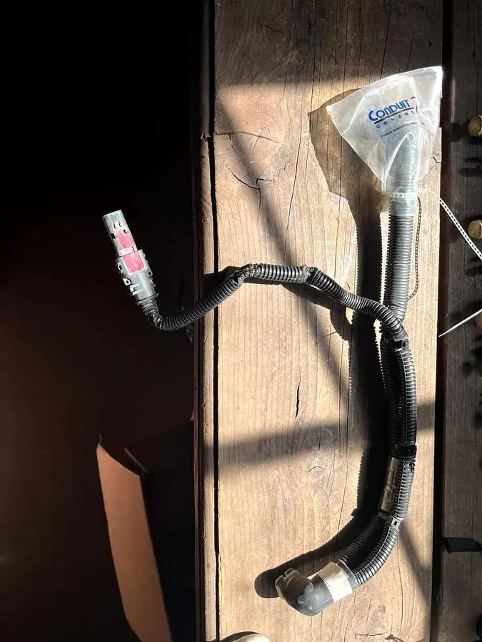 CAT Part # 506-5802.  BACK FLOW / RETURN WHITE PUMP CONNECTOR.  NEW.