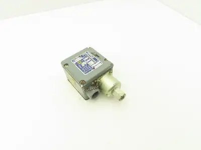 Square D 9012ACW5 Adjustable Pressure Switch 1-75 PSI 4-15 Differential