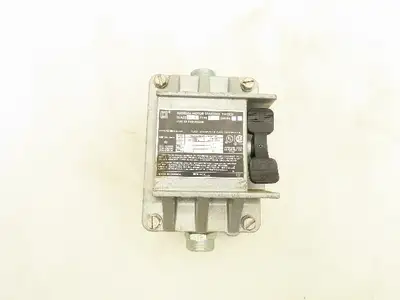 Square D 2510-KR2H Manual Motor Starting Switch 600V 30A 3PH Series B Rainproof