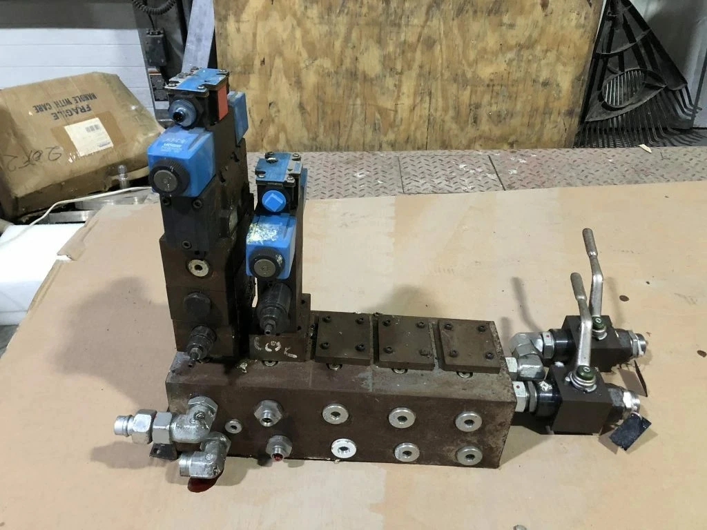 Hydraulic 5 Valve Manifold w/ 2 Vickers DG4V-3-33C-M-FPM4WL-D7-HL7-60-EN623