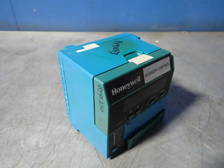 Used HONEYWELL RM7890B1014 Electrical Controls | HGR 24 #748097